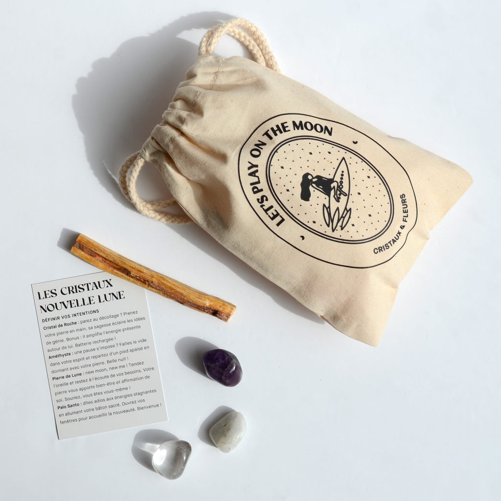 Photo du Kit Lithothérapie Nouvelle Lune présentant les 3 cristaux à avoir, le palo santo, la fiche explicative ainsi que la pochette Let's Play On The Moon