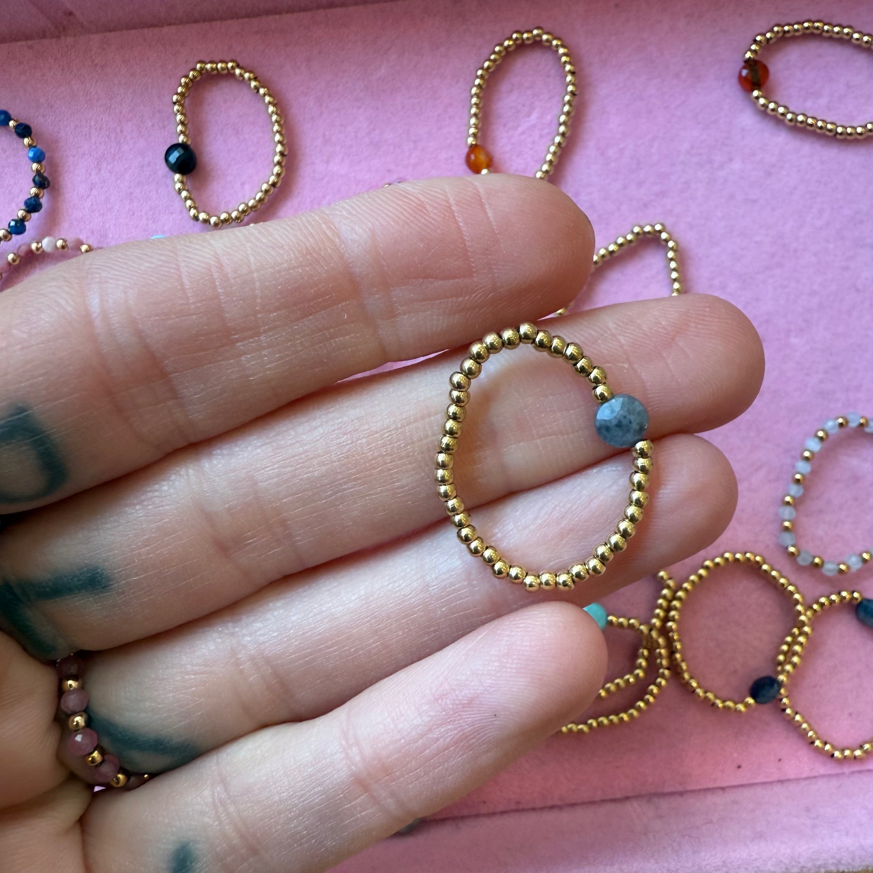 Bagues élastiques pierres