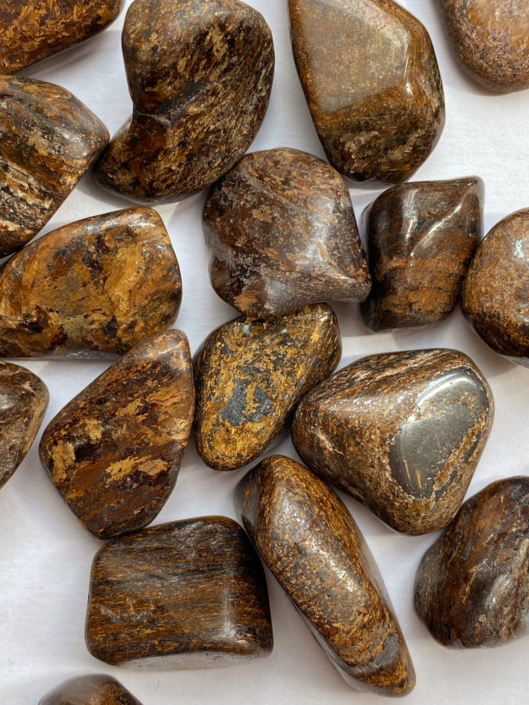 Photo de pierres de Bronzite roulées