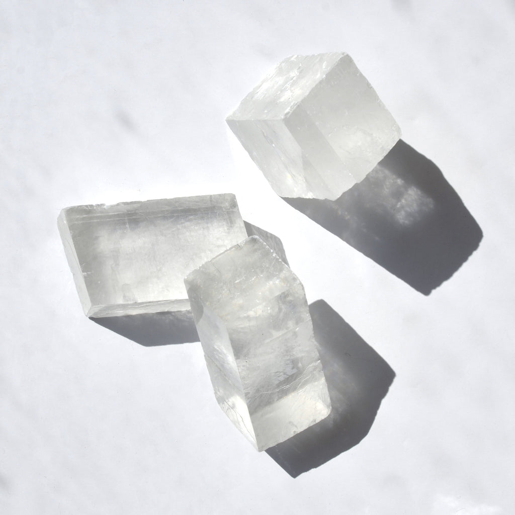 Photo de pierres de Calcite Optique brutes