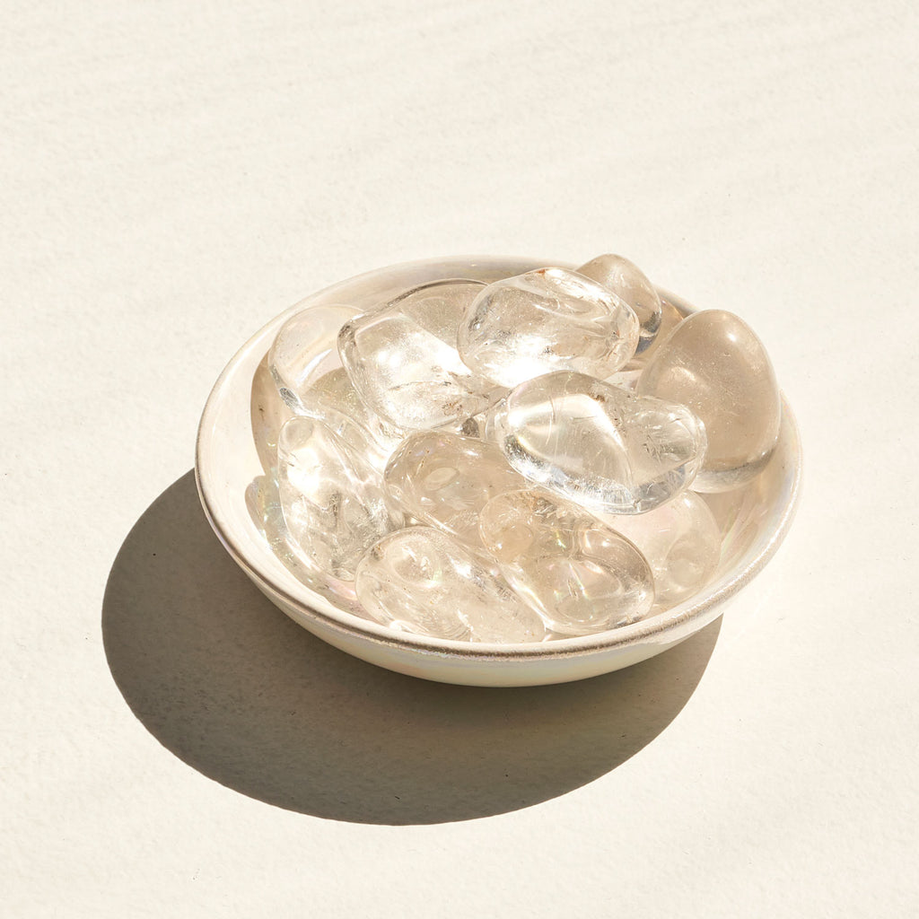 Photo de pierres polies de Cristal de roche disposés dans une coupelle