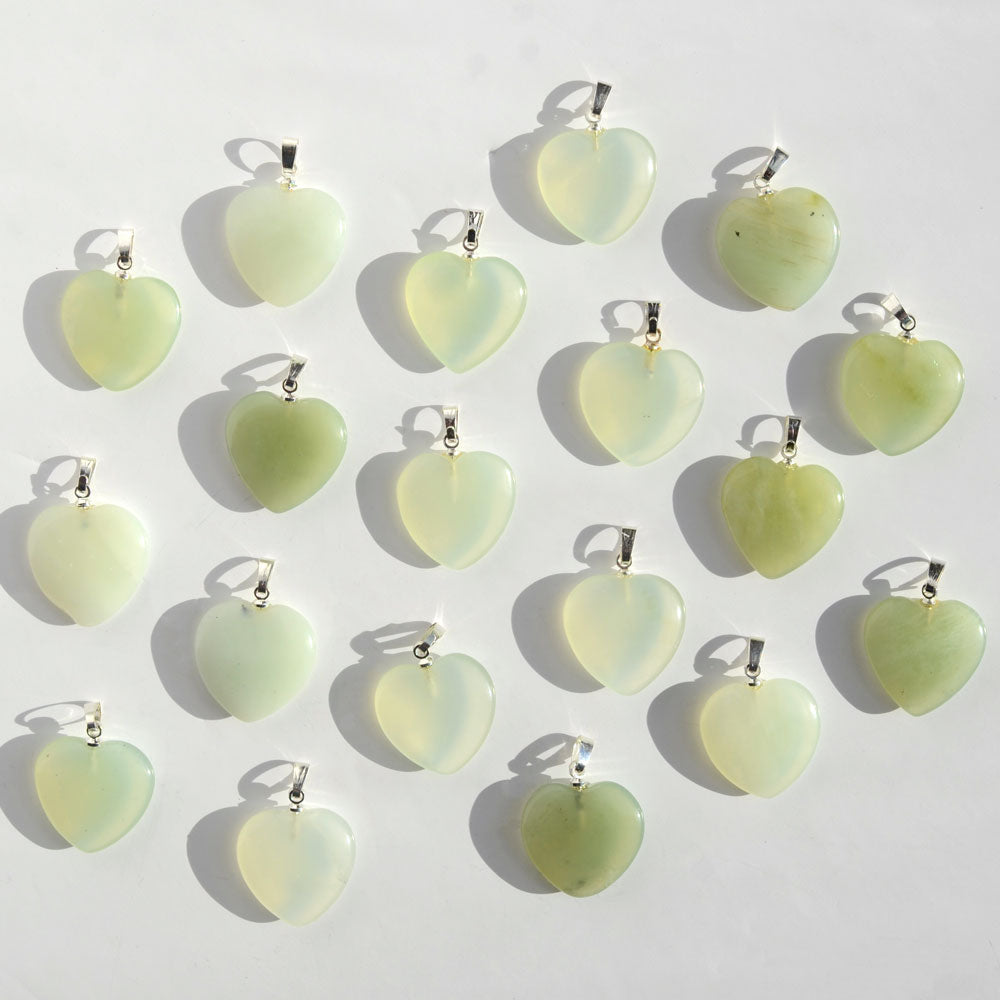 Photo de pendentifs en Jade jadéite sur fond blanc