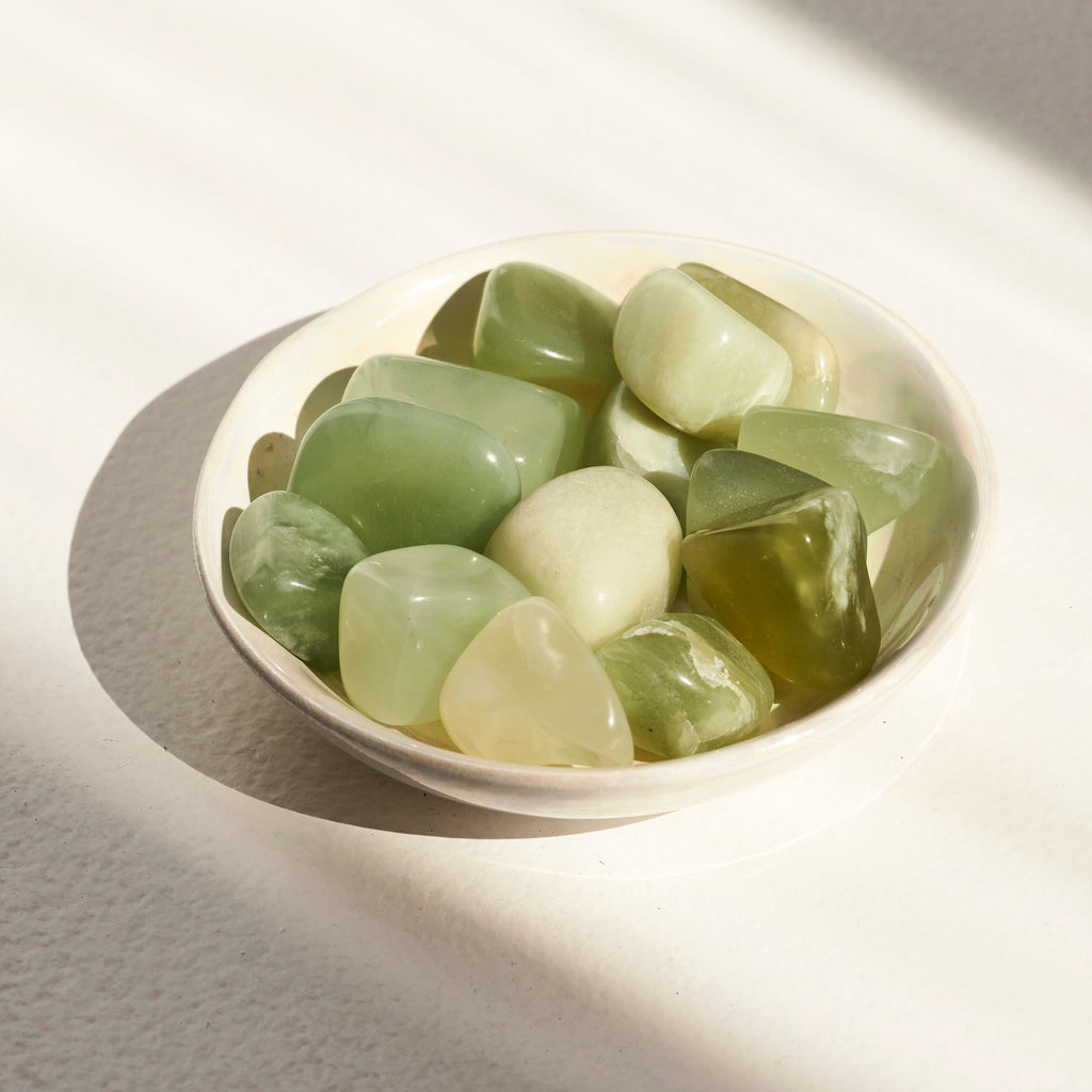 Photo de plusieurs pierres de Jade dans une coupelle