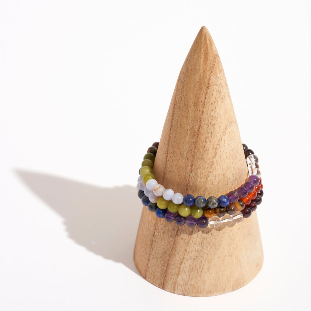 Photo de bracelets "7 chakras" sur un portant en bois