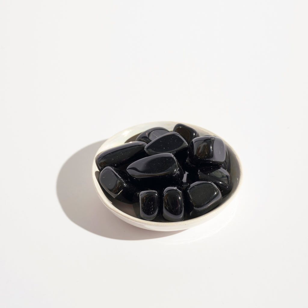 Photo de pierres d'Obsidienne noire dans une coupelle